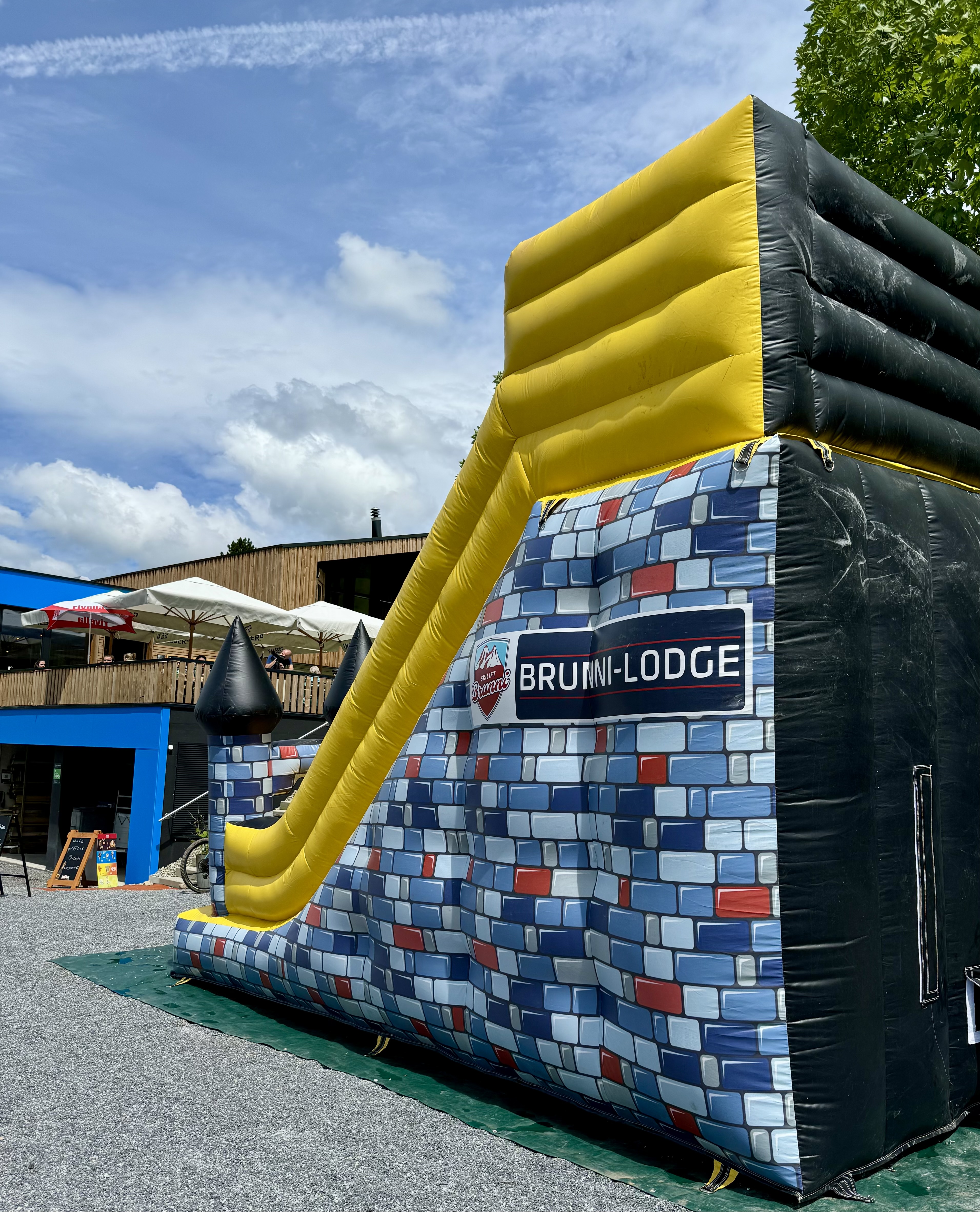 Spielplatz mit Hüpfburg