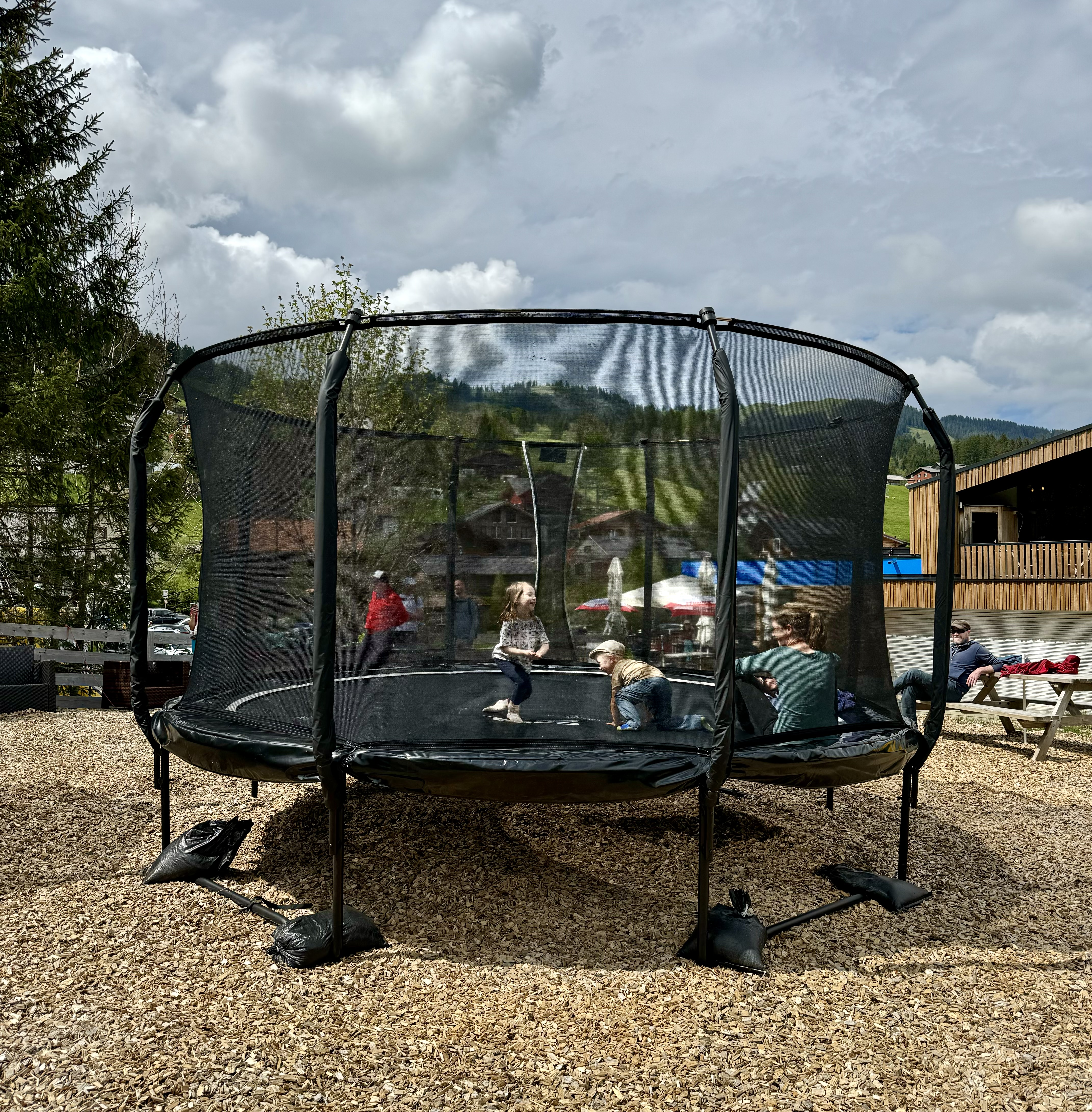 Spielplatz mit Trampolin