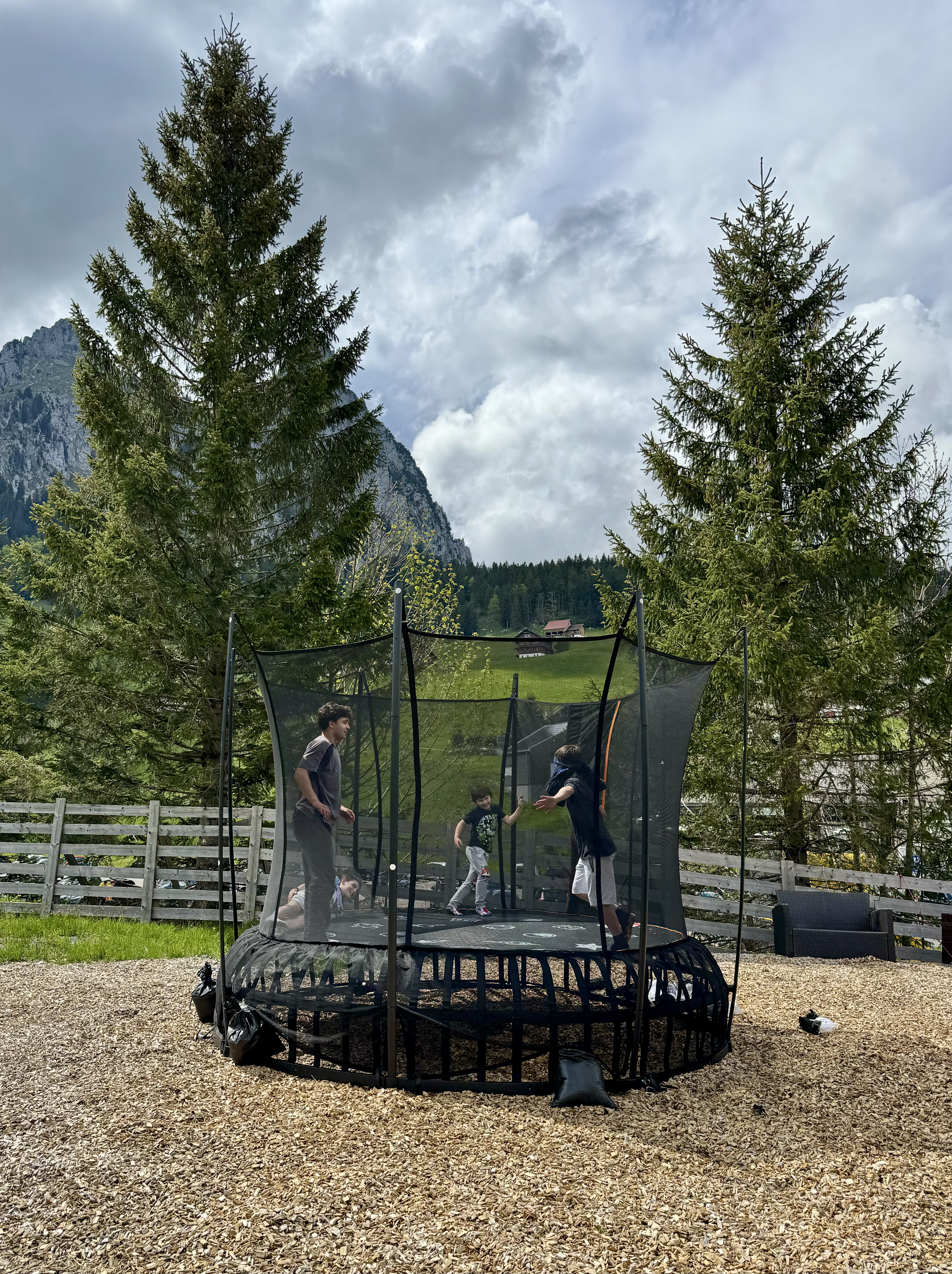 Spielplatz mit Trampolin